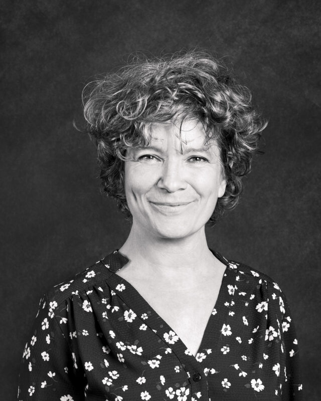 <B>
Hélène Bossy - Photographe
</br>
</B>
Diplômée de l’École Nationale Supérieure de la Photographie d’Arles en 1999, elle s’engage dans un projet au long cours La Photo du siècle. Avec ses trois associés, elle dresse le portrait de la France rurale à l’aube du XXIe siècle. Par la suite, elle réalise des livres de photographies et travaille pour la presse comme photographe et maquettiste. Avec August, elle allie plaisir de la rencontre et de la photographie, dans sa dimension artistique. Elle développe et anime des ateliers dans le champ social autour de l’estime de soi, où portraits photographiques et autoportraits écrits se rencontrent.
www.helenebossy.com